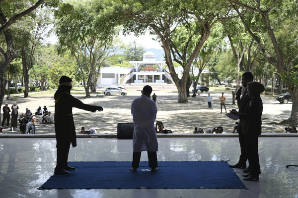 ▲▼ 印尼亞齊省26日兩名年僅20、21歲的男子遭公開鞭刑。(圖/達志影像/美聯社)