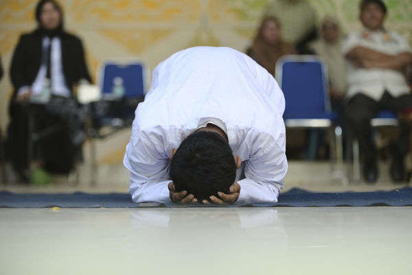 ▲▼ 印尼亞齊省26日兩名年僅20、21歲的男子遭公開鞭刑。(圖/達志影像/美聯社)