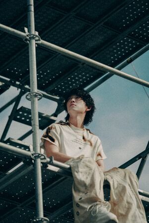 ▲▼ 邱鋒澤換上街頭風十足的捲髮。(圖/原音娛樂提供)