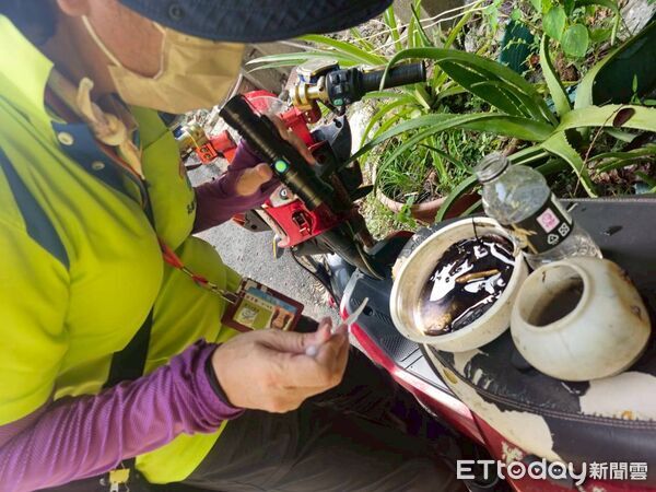 ▲▼高雄登革熱,防疫人員進行社區登革熱孳生源巡檢。(圖/記者許宥孺翻攝)