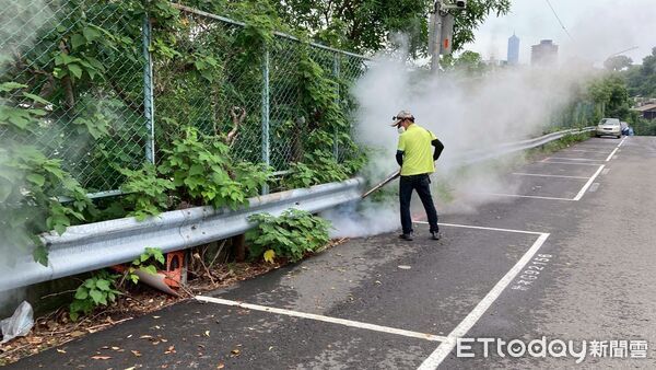 ▲▼高雄登革熱,防疫團隊執行緊急噴藥防治工作。(圖/記者許宥孺翻攝)