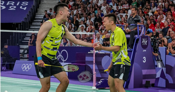 李洋(右)接運動部長被質疑太年輕。(圖/翻攝李洋臉書)