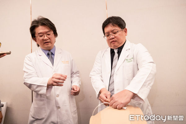 ▲高雄長庚醫院腎臟科醫師鄭本忠、許淳惟醫師示範腹膜透析腎科經皮植管技術。(圖/記者許宥孺翻攝)