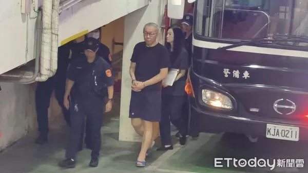 ▲▼台北地院今(28日)審理京華城案,提訊在押被告柯文哲與應曉薇,柯妻陳佩琪旁聽後受訪,露出笑容。同案被告威京集團主席沈慶京提前離庭去醫院做預定的治療,揮手回應向他打氣的柯粉。(圖/記者黃哲民攝)