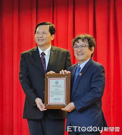 ▲王正坤醫師於台北醫學大學「2025捐資頒獎典禮」接受教育部銀質獎牌表彰,長期支持母校教育與弱勢學生。(記者林東良翻攝,下同)