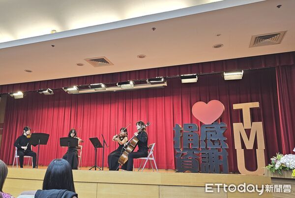 ▲王正坤醫師於台北醫學大學「2025捐資頒獎典禮」接受教育部銀質獎牌表彰,長期支持母校教育與弱勢學生。(記者林東良翻攝,下同)