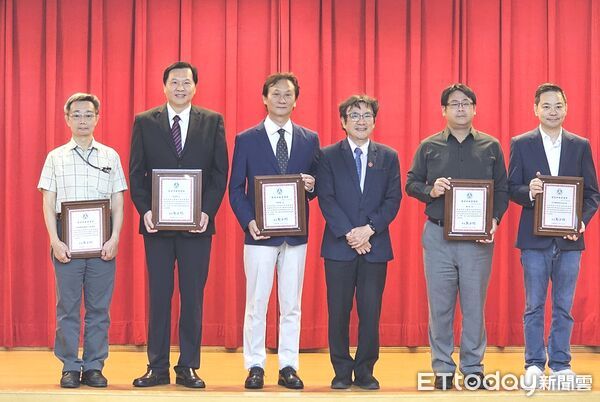 ▲王正坤醫師於台北醫學大學「2025捐資頒獎典禮」接受教育部銀質獎牌表彰,長期支持母校教育與弱勢學生。(記者林東良翻攝,下同)