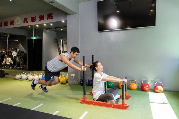 ▲曾寶儀體驗阮經天的健身日常。(圖/三立提供)