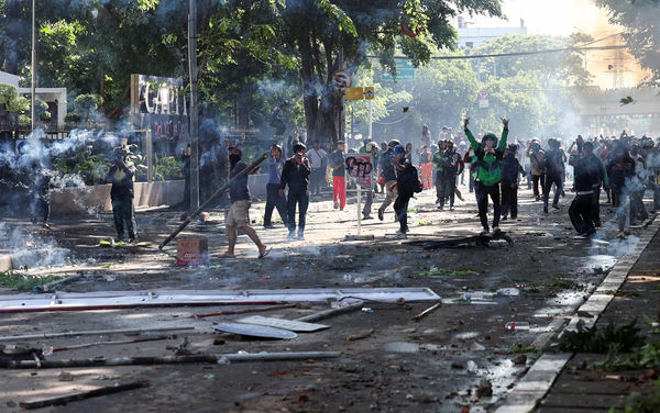 ▲▼ 印尼28日的示威抗議演變成警民衝突。(圖/路透)