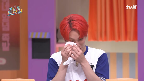 ▲Key錄影中「突抱著泰妍痛哭」全場嚇壞。(圖/翻攝自YouTube/놀라운 토요일 Amazing Saturday)