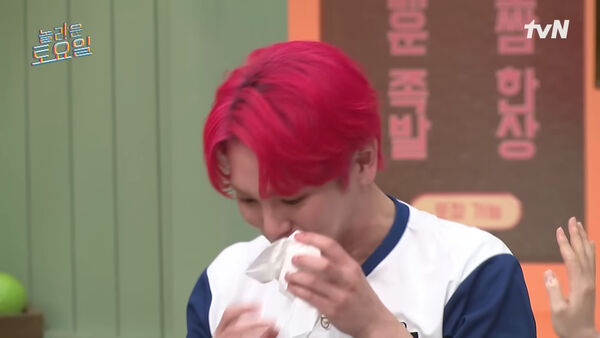 ▲Key錄影中「突抱著泰妍痛哭」全場嚇壞。(圖/翻攝自YouTube/놀라운 토요일 Amazing Saturday)