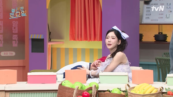 ▲Key錄影中「突抱著泰妍痛哭」全場嚇壞。(圖/翻攝自YouTube/놀라운 토요일 Amazing Saturday)