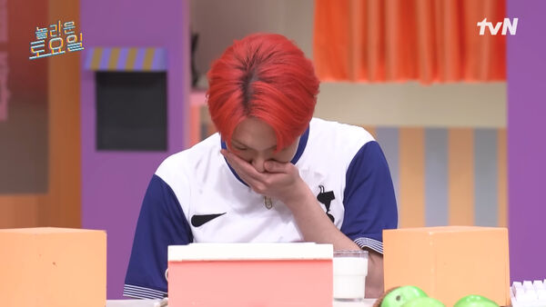 ▲Key錄影中「突抱著泰妍痛哭」全場嚇壞。(圖/翻攝自YouTube/놀라운 토요일 Amazing Saturday)