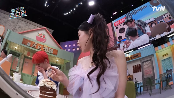 ▲Key錄影中「突抱著泰妍痛哭」全場嚇壞。(圖/翻攝自YouTube/놀라운 토요일 Amazing Saturday)