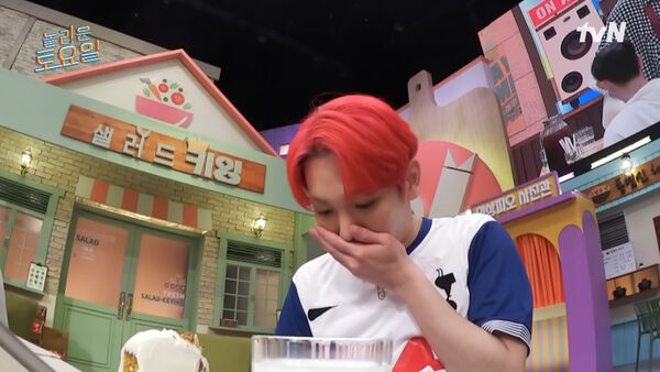 ▲Key錄影中「突抱著泰妍痛哭」全場嚇壞。(圖/翻攝自YouTube/놀라운 토요일 Amazing Saturday)