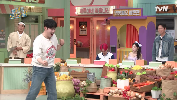 ▲Key錄影中「突抱著泰妍痛哭」全場嚇壞。(圖/翻攝自YouTube/놀라운 토요일 Amazing Saturday)