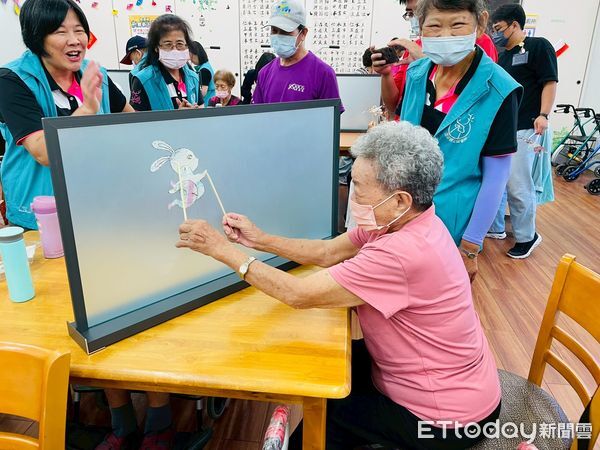 ▲▼ 皮影戲走進照護場域 鹿草文化志工行動延續文化生命力 。(圖/鹿草鄉公所提供)