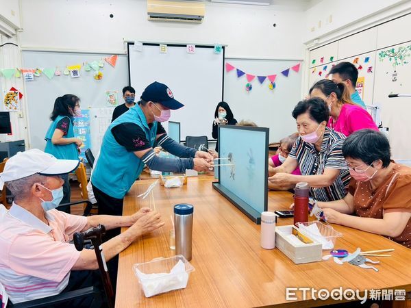 ▲▼ 皮影戲走進照護場域 鹿草文化志工行動延續文化生命力 。(圖/鹿草鄉公所提供)
