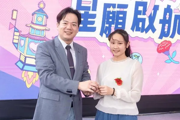 ▲代理市長邱臣遠為青少年主持成年禮儀式。(圖/新竹市政府提供)