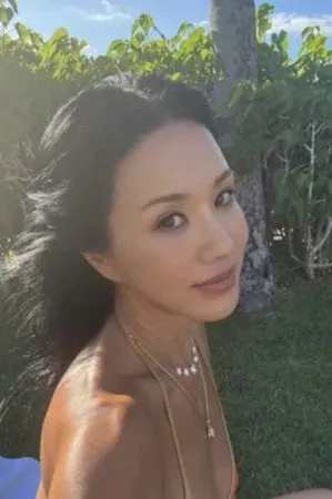 ▲▼ 56歲韓天后嚴正化穿比基尼比少女猛!11字腹肌像假的 韓網讚:毅力驚人。(圖/翻攝自嚴正化)