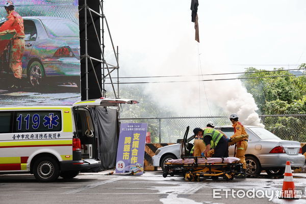 ▲南投縣政府辦理陸上重大交通事故災防演習,中央地方聯合救災。(圖/南投縣政府提供)