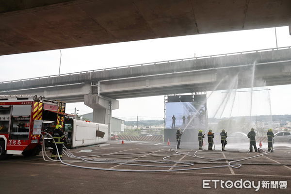 ▲南投縣政府辦理陸上重大交通事故災防演習,中央地方聯合救災。(圖/南投縣政府提供)