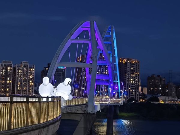 ▲3隻兔兔Q在新月橋。(圖/新北市高灘處提供)