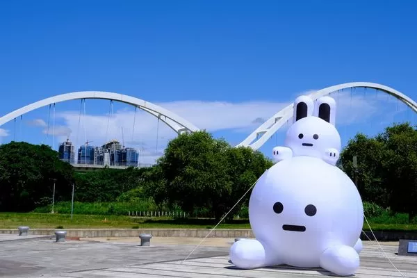 ▲3隻兔兔Q在新月橋。(圖/新北市高灘處提供)