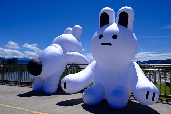 ▲3隻兔兔Q在新月橋。(圖/新北市高灘處提供)