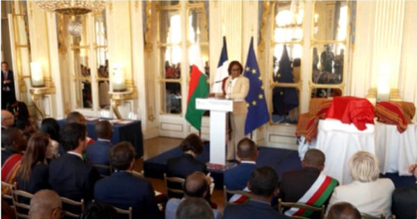 法國正式將包括馬達加斯國王圖埃拉等三具頭骨歸還。(圖/翻攝自X,@Reuters)