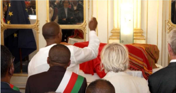 法國文化部舉行交接儀式,正式將三具頭骨歸還馬達加斯加。(圖/翻攝自X,@Reuters)