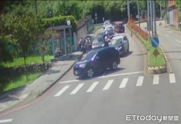 ▲警方三地同步收網,前後包抄圍堵並逮捕山老鼠。(圖/桃園警分局提供、下同)