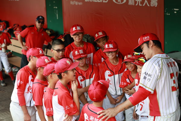 ▲林智勝擔任北市心理健康宣傳,與東園國小棒球隊互動。(圖/臺北市衛生局提供)