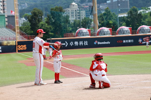 ▲林智勝擔任北市心理健康宣傳,與東園國小棒球隊互動。(圖/臺北市衛生局提供)