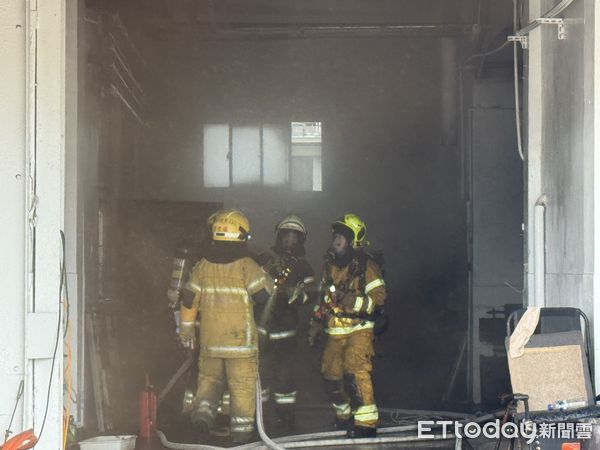 ▲高雄鼓山區一家製冰廠、水產公司發生火警。(圖/記者吳世龍攝)