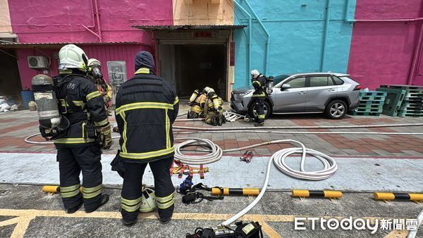 ▲高雄鼓山區一家製冰廠、水產公司發生火警。(圖/記者吳世龍攝)