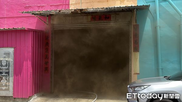 ▲高雄鼓山區一家製冰廠、水產公司發生火警。(圖/記者吳世龍攝)