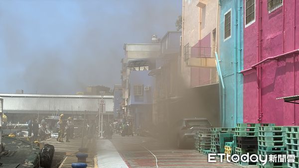 ▲高雄鼓山區一家製冰廠、水產公司發生火警。(圖/記者吳世龍攝)