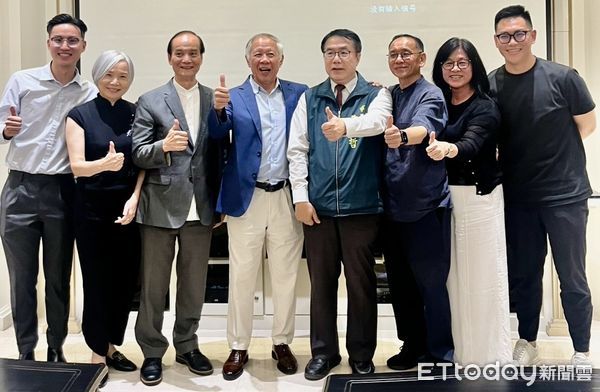 ▲廖奎如醫師(左4)受曾子南文教基金會邀請返台演講,市長黃偉哲(右3)特地到場致意。(記者林東良翻攝,下同)