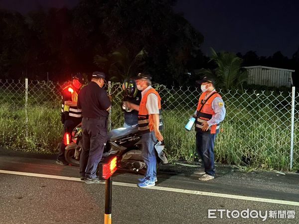 ▲東港警分局台17線臥龍路段加強交通違規取締。(圖/記者陳崑福翻攝)