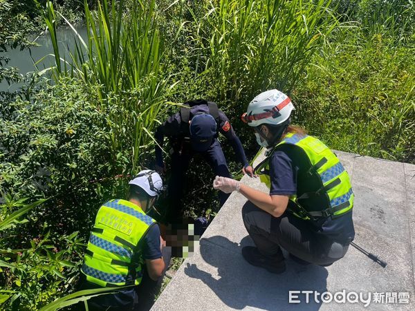 ▲員警循聲尋找,驚見高姓老婦受困草叢內,臉部朝下動彈不得。(圖/吉安警分局提供,下同)