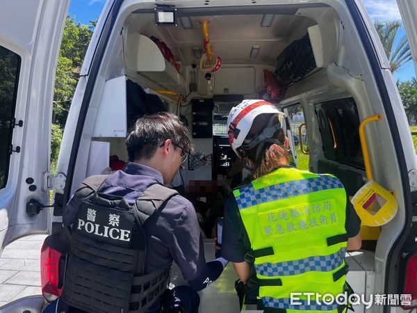 ▲員警循聲尋找,驚見高姓老婦受困草叢內,臉部朝下動彈不得。(圖/吉安警分局提供,下同)