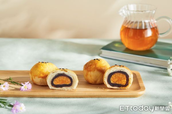 ▲▼LADY KELLY推出中秋限定烏豆蛋黃酥。(圖/LADY KELLY提供)