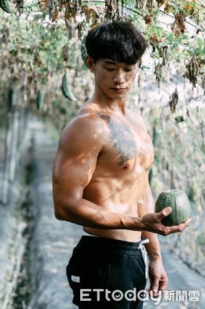 ▲▼ 超潮的!農民不再是衰老代名詞 雲林青農「猛農月曆」秀健美 。(圖/記者游瓊華翻攝)