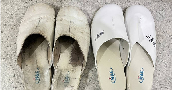 施景中分享開刀房專用拖鞋,有黑色汙垢。(圖/翻攝施景中臉書)