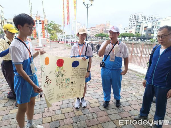 ▲安平靈濟殿「孤棚祭」活動熱鬧登場,國中生擔任解說員,親子共同體驗綁篙餞,200隻豬仔撲滿秒殺一空。(圖/記者林東良翻攝,下同)