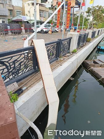 ▲安平靈濟殿「孤棚祭」活動熱鬧登場,國中生擔任解說員,親子共同體驗綁篙餞,200隻豬仔撲滿秒殺一空。(圖/記者林東良翻攝,下同)