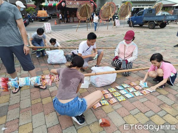 ▲安平靈濟殿「孤棚祭」活動熱鬧登場,國中生擔任解說員,親子共同體驗綁篙餞,200隻豬仔撲滿秒殺一空。(圖/記者林東良翻攝,下同)