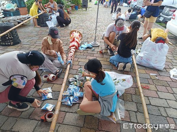 ▲安平靈濟殿「孤棚祭」活動熱鬧登場,國中生擔任解說員,親子共同體驗綁篙餞,200隻豬仔撲滿秒殺一空。(圖/記者林東良翻攝,下同)