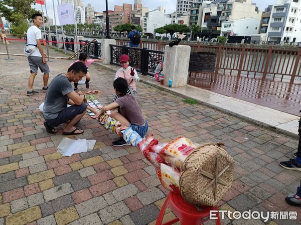 ▲安平靈濟殿「孤棚祭」活動熱鬧登場,國中生擔任解說員,親子共同體驗綁篙餞,200隻豬仔撲滿秒殺一空。(圖/記者林東良翻攝,下同)